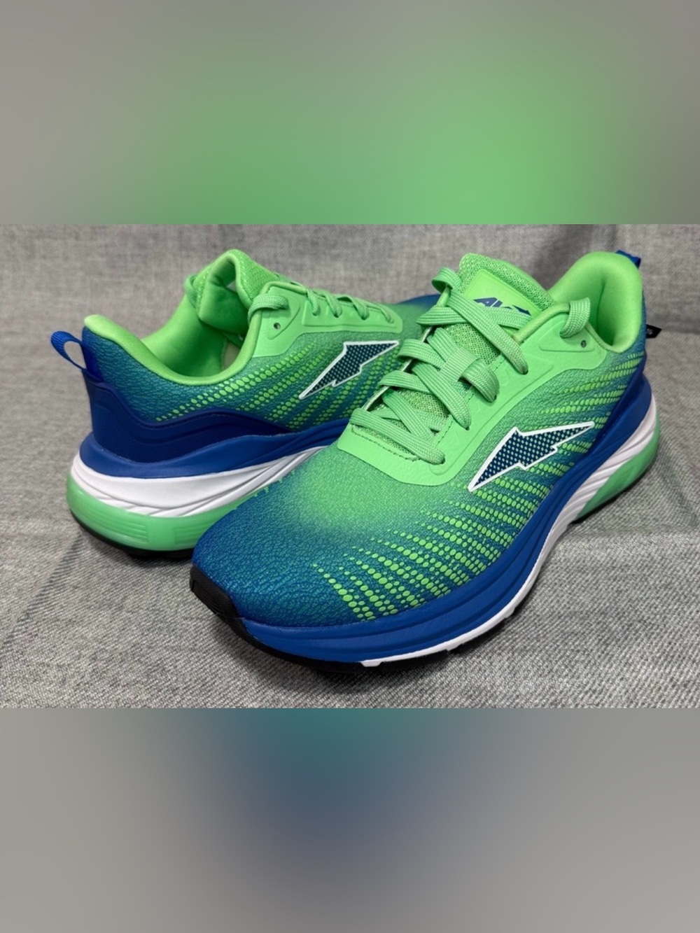 Avia Green Blue Gradient Running Sneakers Men’s 9.5 NWT